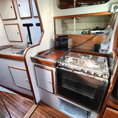 Ботель Barca A Vela Breeze Формия